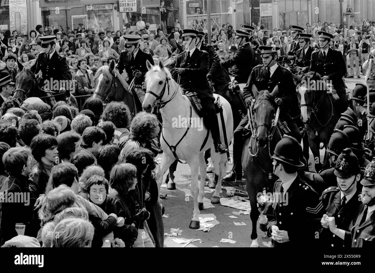 Battle of Lewisham 1970s UK. Linke Demonstranten, die von der Polizei zurückgehalten werden, sind als Gegendemonstration gekommen, um zu verhindern, dass die rechte Anti-Einwanderungs-Partei der Nationalen Front durch das neue Kreuz marschiert. Die anschließenden Unruhen wurden als die Schlacht von Lewisham bekannt. New Cross, Lewisham, London, England, 13. August 1977. HOMER SYKES AUS DEN 1970ER JAHREN. Stockfoto