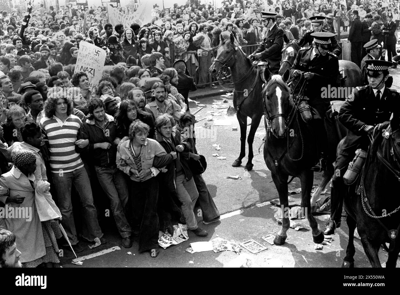 Battle of Lewisham 1970s UK. Linke Demonstranten, die von der Polizei zurückgehalten werden, sind als Gegendemonstration gekommen, um zu verhindern, dass die rechte Anti-Einwanderungs-Partei der Nationalen Front durch das neue Kreuz marschiert. Die anschließenden Unruhen wurden als die Schlacht von Lewisham bekannt. New Cross, Lewisham, London, England, 13. August 1977. HOMER SYKES AUS DEN 1970ER JAHREN. Stockfoto