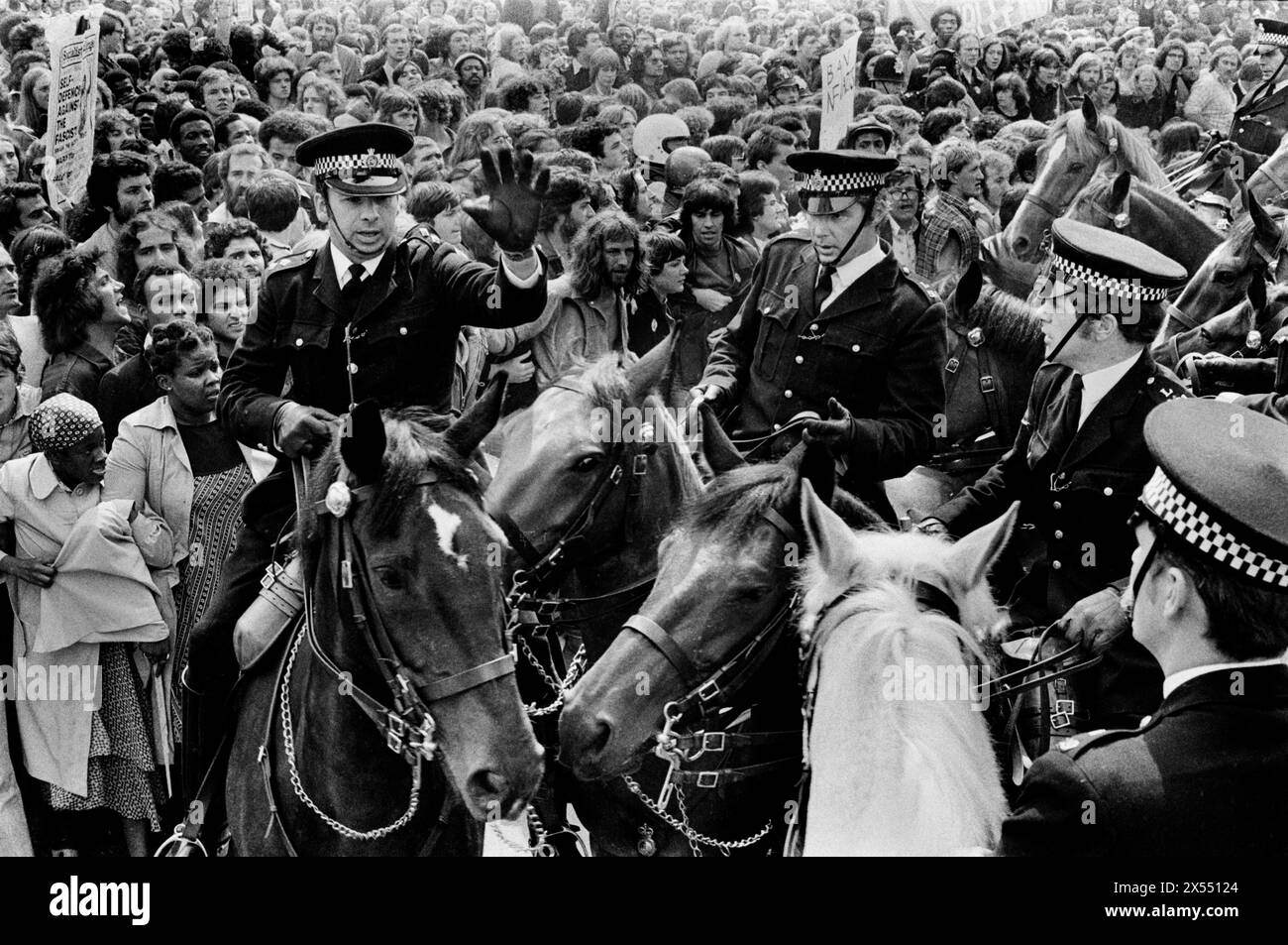 Battle of Lewisham 1970s UK. Linke Demonstranten, die von der Polizei zurückgehalten werden, sind als Gegendemonstration gekommen, um zu verhindern, dass die rechte Anti-Einwanderungs-Partei der Nationalen Front durch das neue Kreuz marschiert. Die anschließenden Unruhen wurden als die Schlacht von Lewisham bekannt. New Cross, Lewisham, London, England, 13. August 1977. HOMER SYKES AUS DEN 1970ER JAHREN. Stockfoto