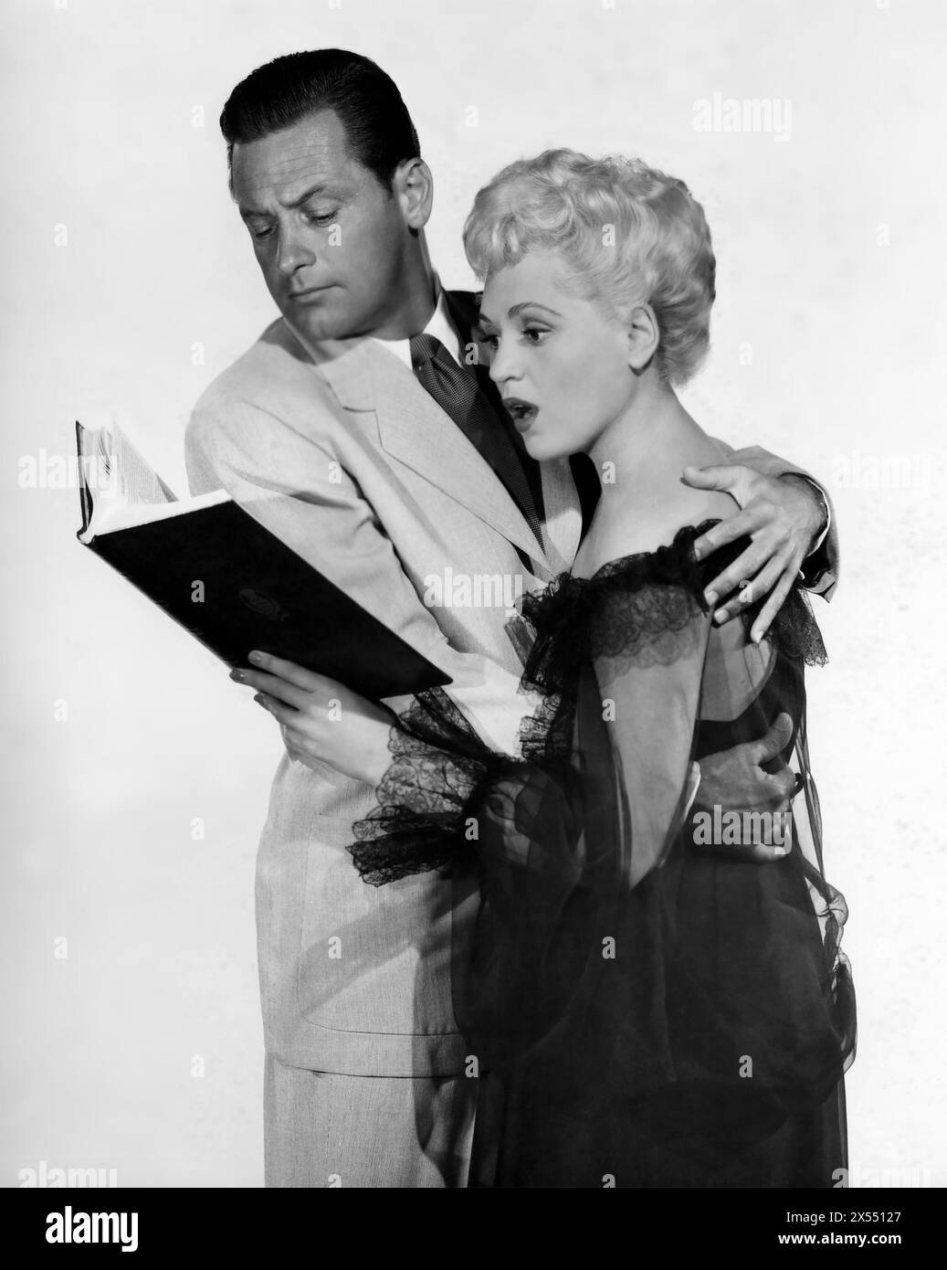 GEBOREN GESTERN 1950 Columbia Pictures Film mit Judy Holliday als Billie Dawn und William Holden als Paul Verrall Stockfoto