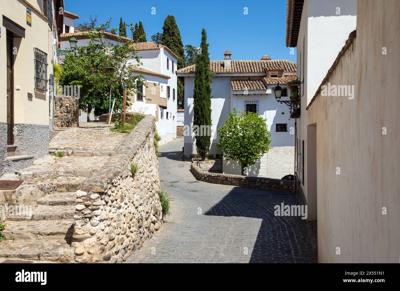 Granada, Spanien - 24. April 2024: Das malerische Viertel Albaicin in Granada in Andalusien, Spanien. Stockfoto