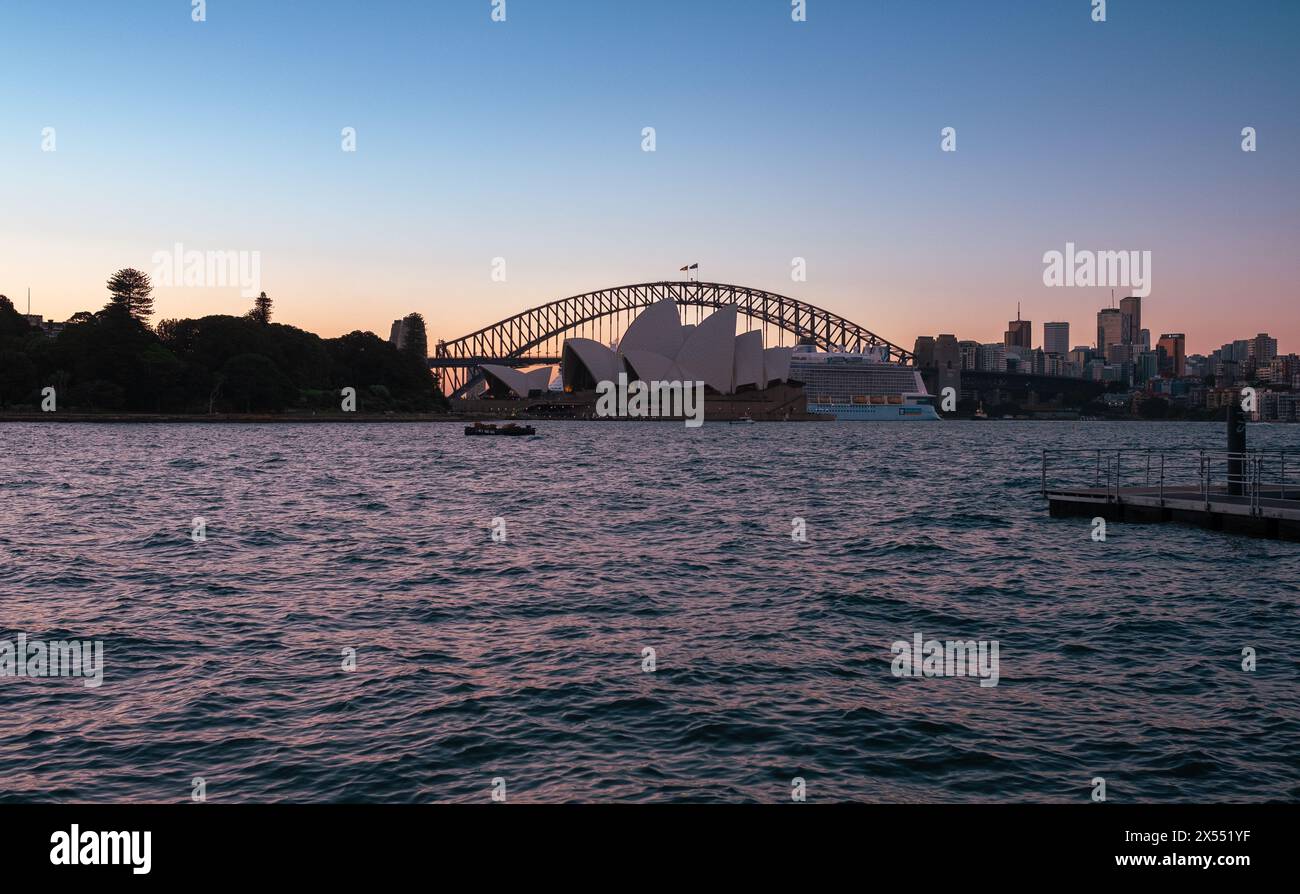 Die Sydney Harbour Bridge umrahmt das Sydney Opera House bei Sonnenuntergang, von Mrs. Macquarie's Point aus gesehen Stockfoto