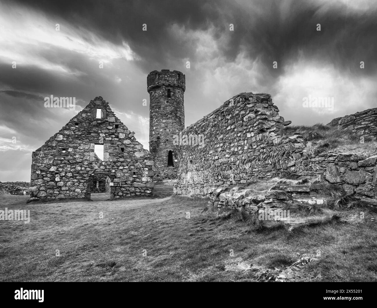 Allgemeines malerisches Bild im historischen Peel Castle und Abbey aus dem 12. Jahrhundert an der Westküste der Isle of man mit Blick auf den Verteidigungsturm. Stockfoto