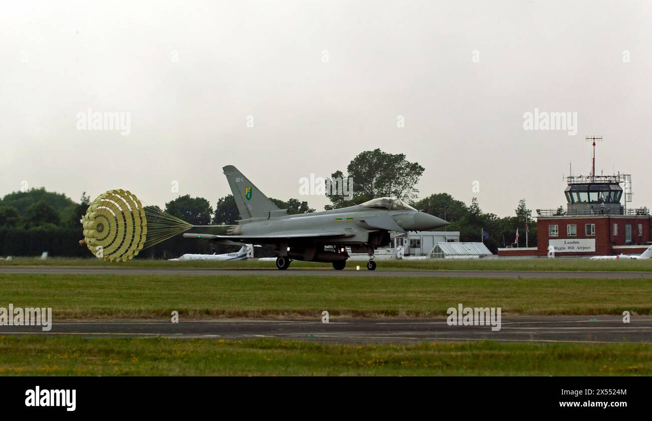 A n RAF, Eurofighter Typhoon FGR.4, der nach der Landung auf der Biggin Hill International Air Fair 2010 einen Bremsfallschirm aussetzte Stockfoto