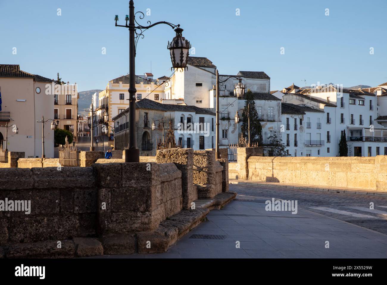 Ronda, Spanien - 28. April 2024: Traditionelle alte spanische Architektur in Ronda. Stockfoto