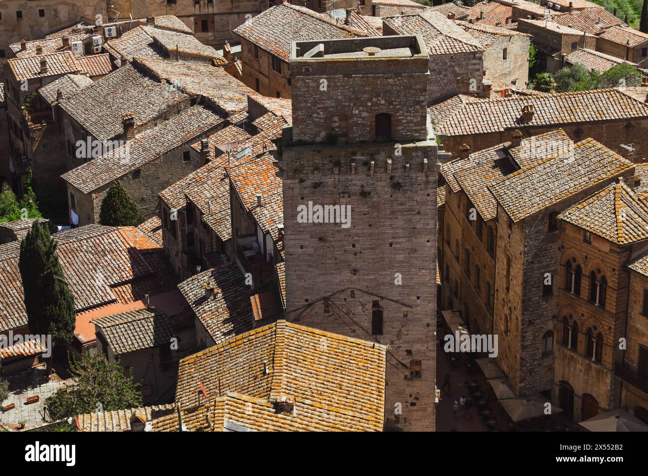 Ein Blick von der Spitze des Turms in San Gimignano mit Blick auf andere Türme in der historischen mittelalterlichen Altstadt in der Toskana, Italien an einem sonnigen Tag. Stockfoto