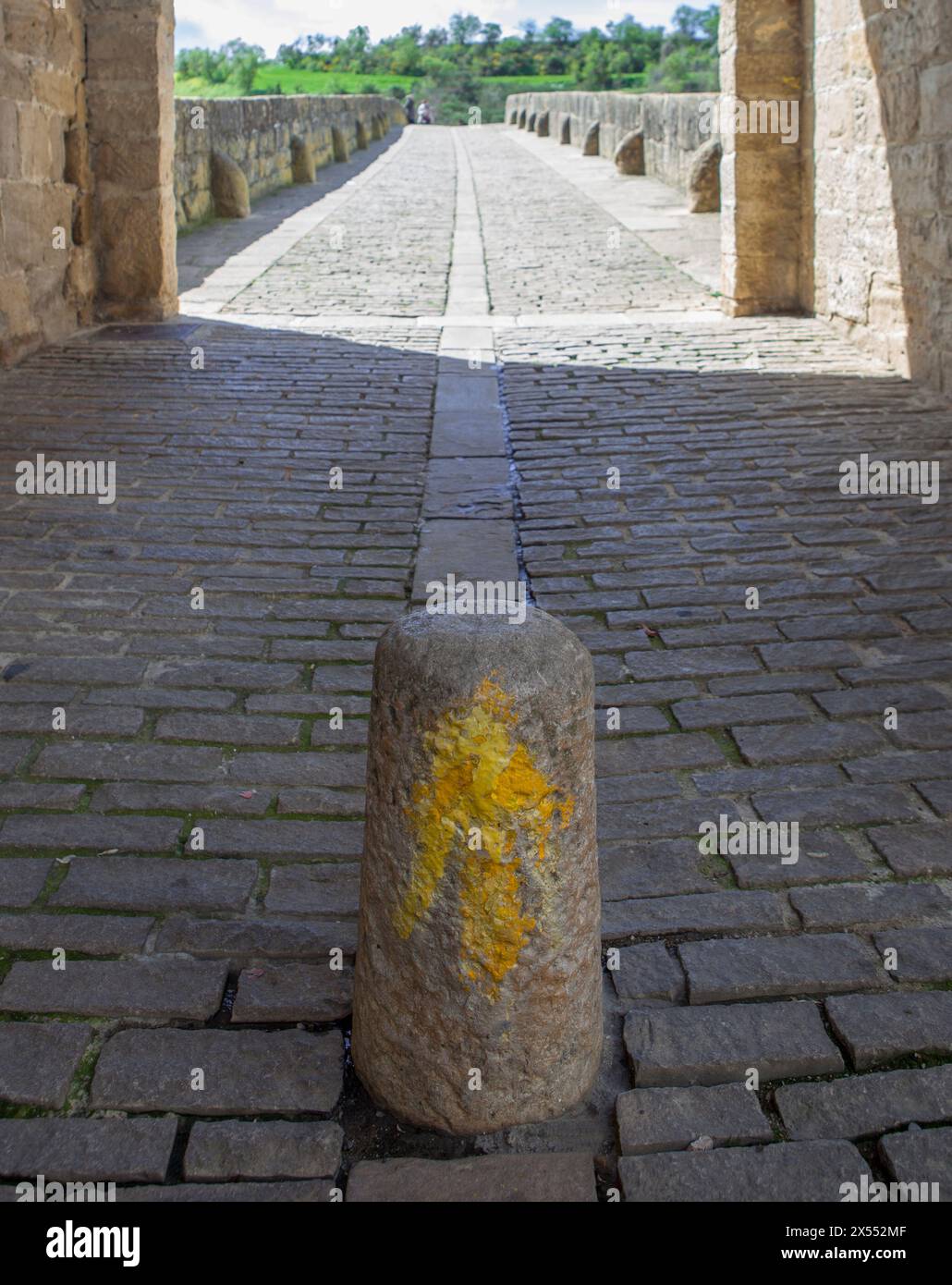 Große romanische Brücke von Puente La Reina, Navarra, Spanien. Zugang zum Bogen von der Stadt Stockfoto