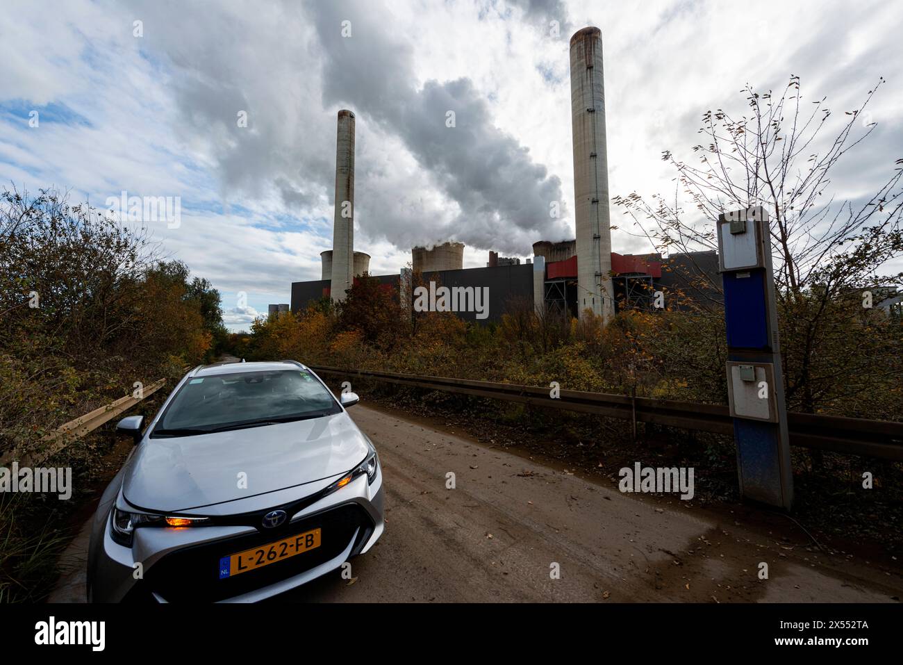 Weisweiler Kraftwerk Weisweiler, Nordrhein-Westfalen, Deutschland. Ein mit Braunkohle betriebenes Elektrizitätskraftwerk, das immer noch Tonnen Kohlenstoff und CO2 ausstößt und so zum Klimawandel beiträgt. Weisweiler Kraftwerk Weisweiler Nordrhein-Westfalen Deutschland Copyright: XGuidoxKoppesxPhotox Stockfoto