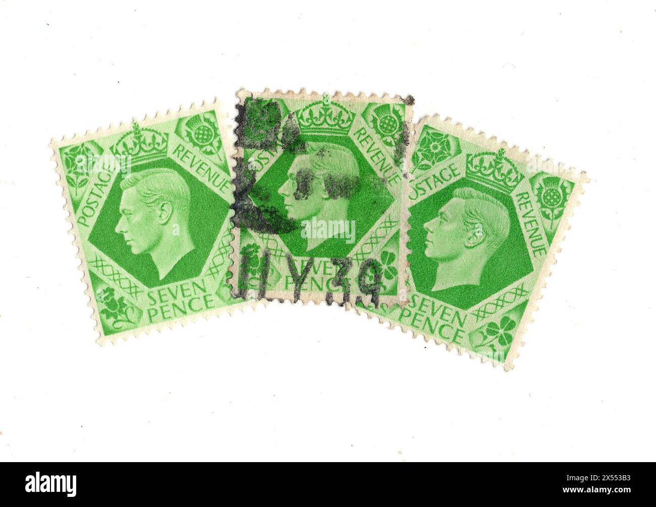 Eine Montage von sieben Pence Briefmarken von König Georg VI. Aus Großbritannien auf weißem Hintergrund. Stockfoto