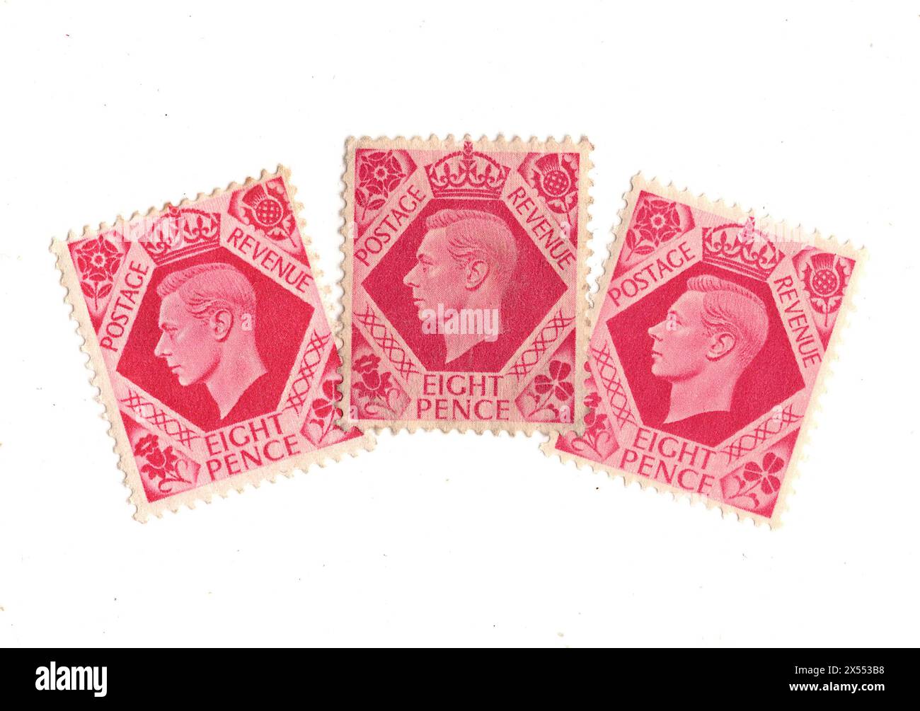 Eine Montage von acht Pence Briefmarken von König Georg VI. Aus Großbritannien auf weißem Hintergrund. Stockfoto