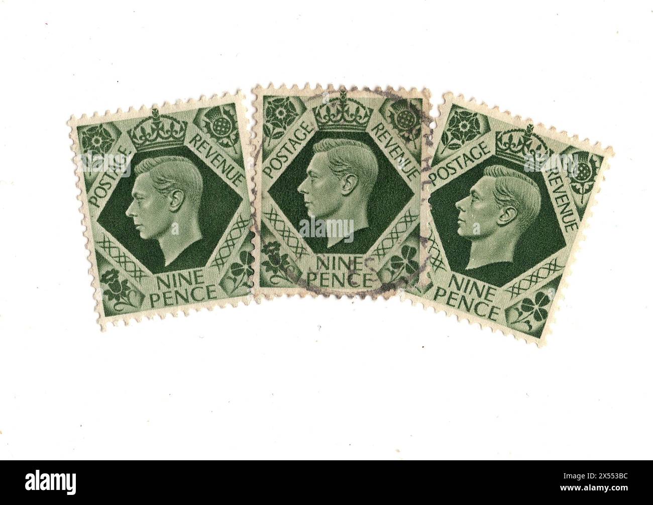 Eine Montage von neun Pence Briefmarken von König Georg VI. Aus Großbritannien auf weißem Hintergrund. Stockfoto