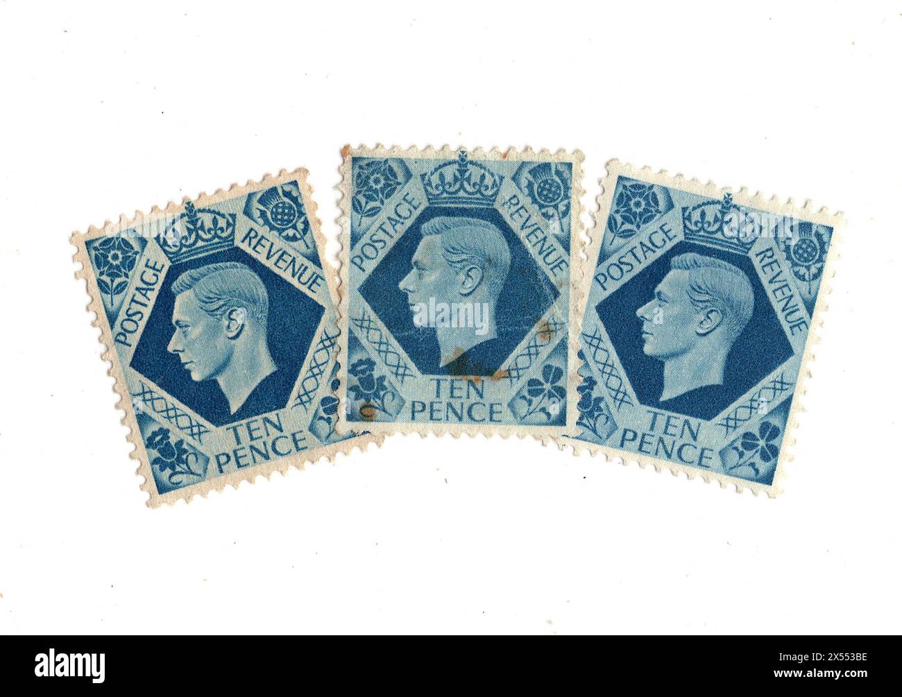 Eine Montage von zehn Pence Briefmarken von König Georg VI. Aus Großbritannien auf weißem Hintergrund. Stockfoto