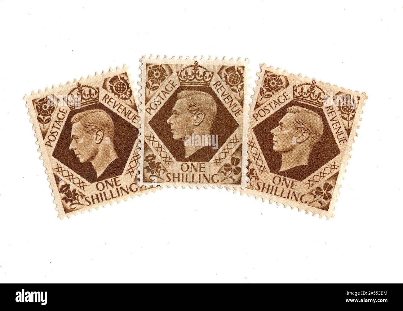 Eine Montage von König Georg VI. One Shilling Briefmarken aus Großbritannien auf weißem Hintergrund. Stockfoto