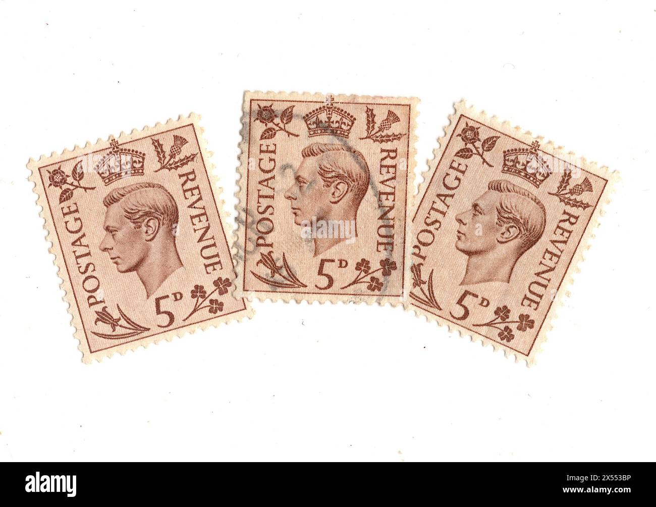 Eine Montage von Briefmarken von König Georg VI. 5d aus Großbritannien auf weißem Hintergrund. Stockfoto