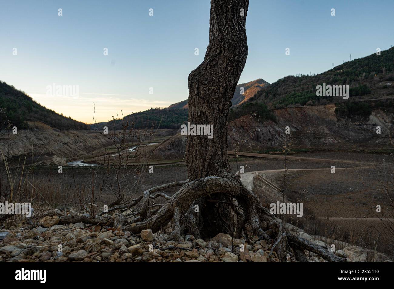 februar, 01 2024 Cercs, Spanien Dürre Barcelona-Baells Stausee Dürre, Fluss Llobregat Foto Eric Renom/LaPresse Stausee Baells, die durch den Fluss Llobregat ernährt wird, ist unter dem Mindestniveau der Tag, an dem Katalonien den Ausnahmezustand aufgrund der Dürre in der Metropolregion Barcelona ausruft und die Nutzung von Wasser oder Duschen in Fitnessstudios einschränkt. Der Fluss Llobregat, der Fluss, der dieses Reservoir speist, ist der am stärksten industrialisierte Fluss Kataloniens, da er das gesamte Industriegebiet rund um Barcelona versorgt und daher für den Betrieb der katalanischen Industrie von Car b aus lebenswichtig ist Stockfoto