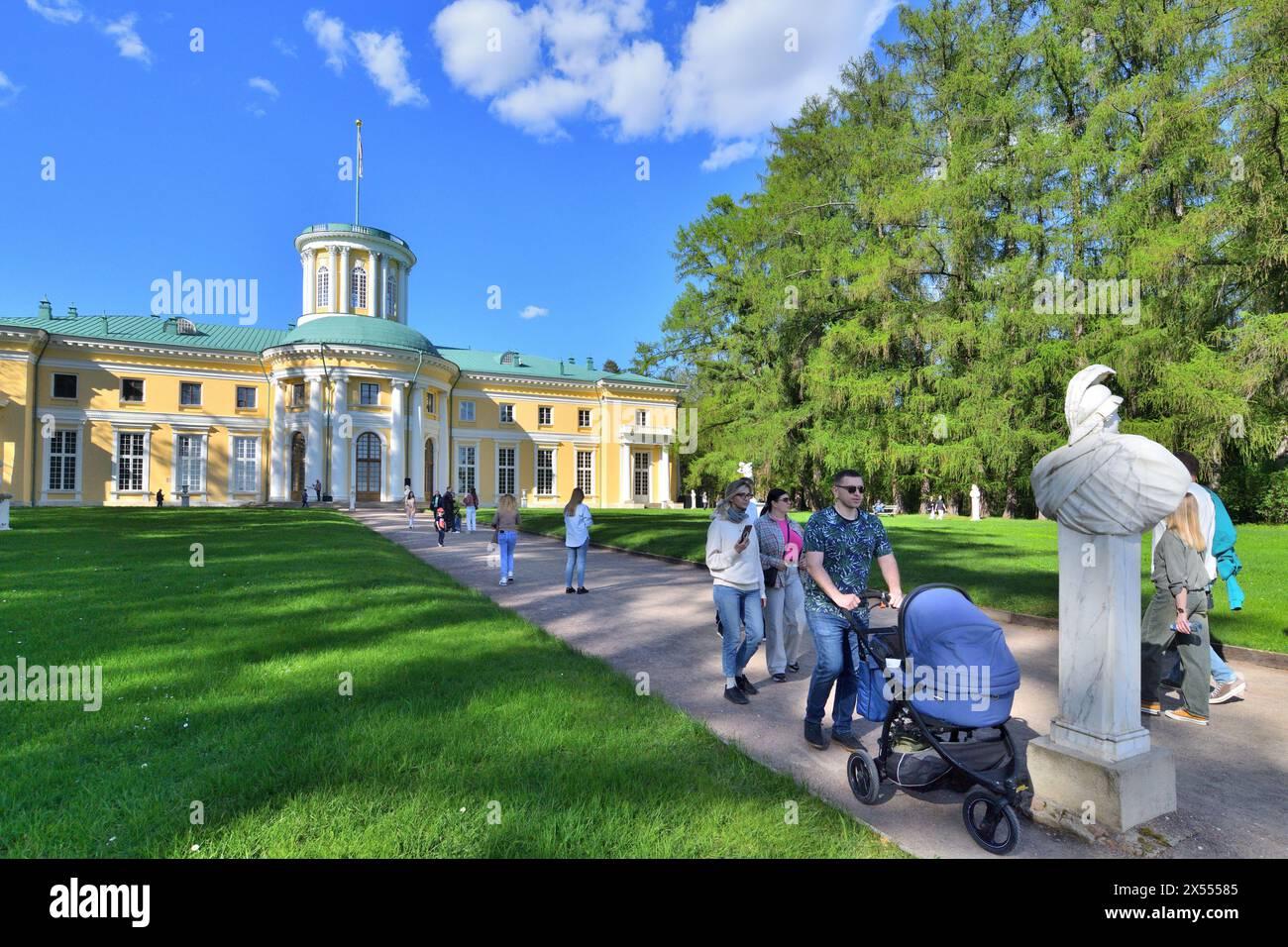 Krasnogorsk, Russland - 1. Mai. 2024. Der große Palast im Arkhangelskoje Estate Museum. Historisches Gebäude Stockfoto