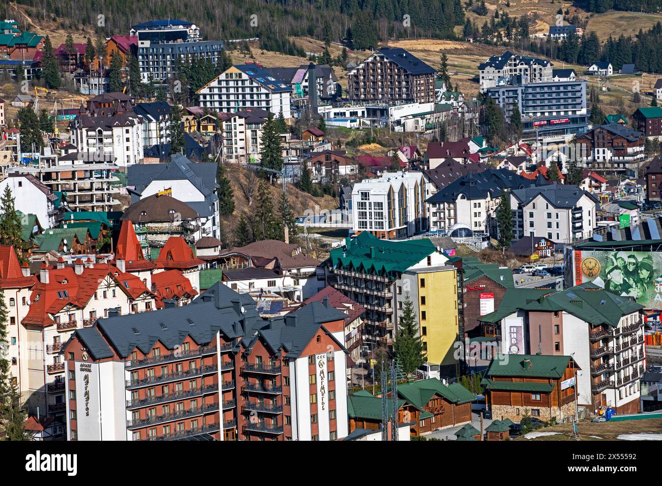 Moderner Gebäudekomplex in Bergregion, Skigebiet. Landschaftsdesign Stockfoto