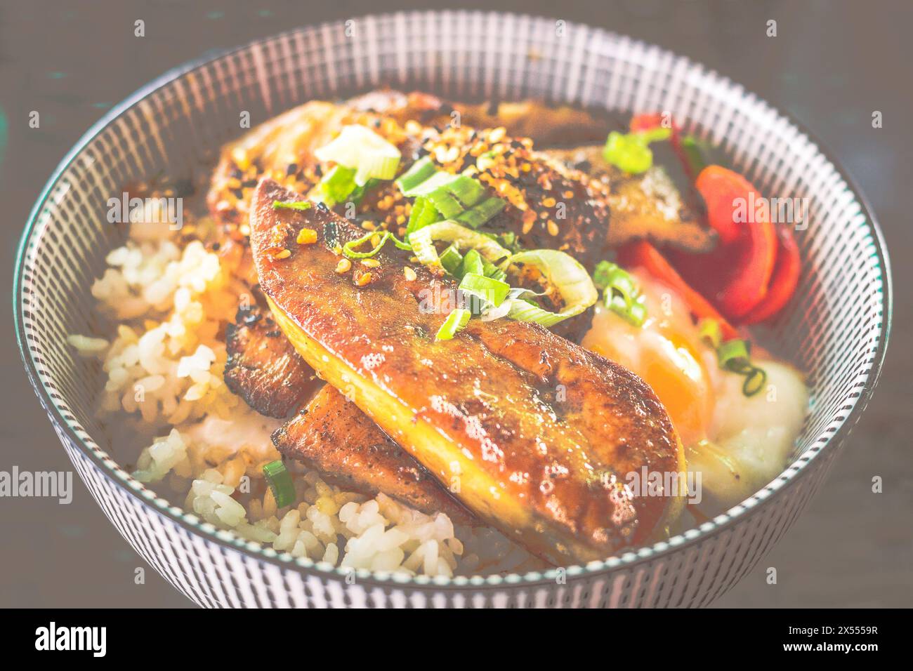 Gegrillte Schweinebacke und Foie Gras Reisschale mit Onsen-Ei Stockfoto