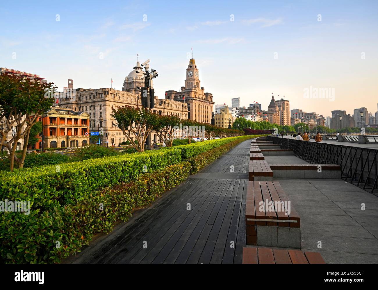 Shanghai, China - 03. Mai 2024; die Bund-Gebäude entlang der Zhongshan Road, die am westlichen Ufer des Huangpu-Flusses verläuft. Frühlingsvormittag. Stockfoto