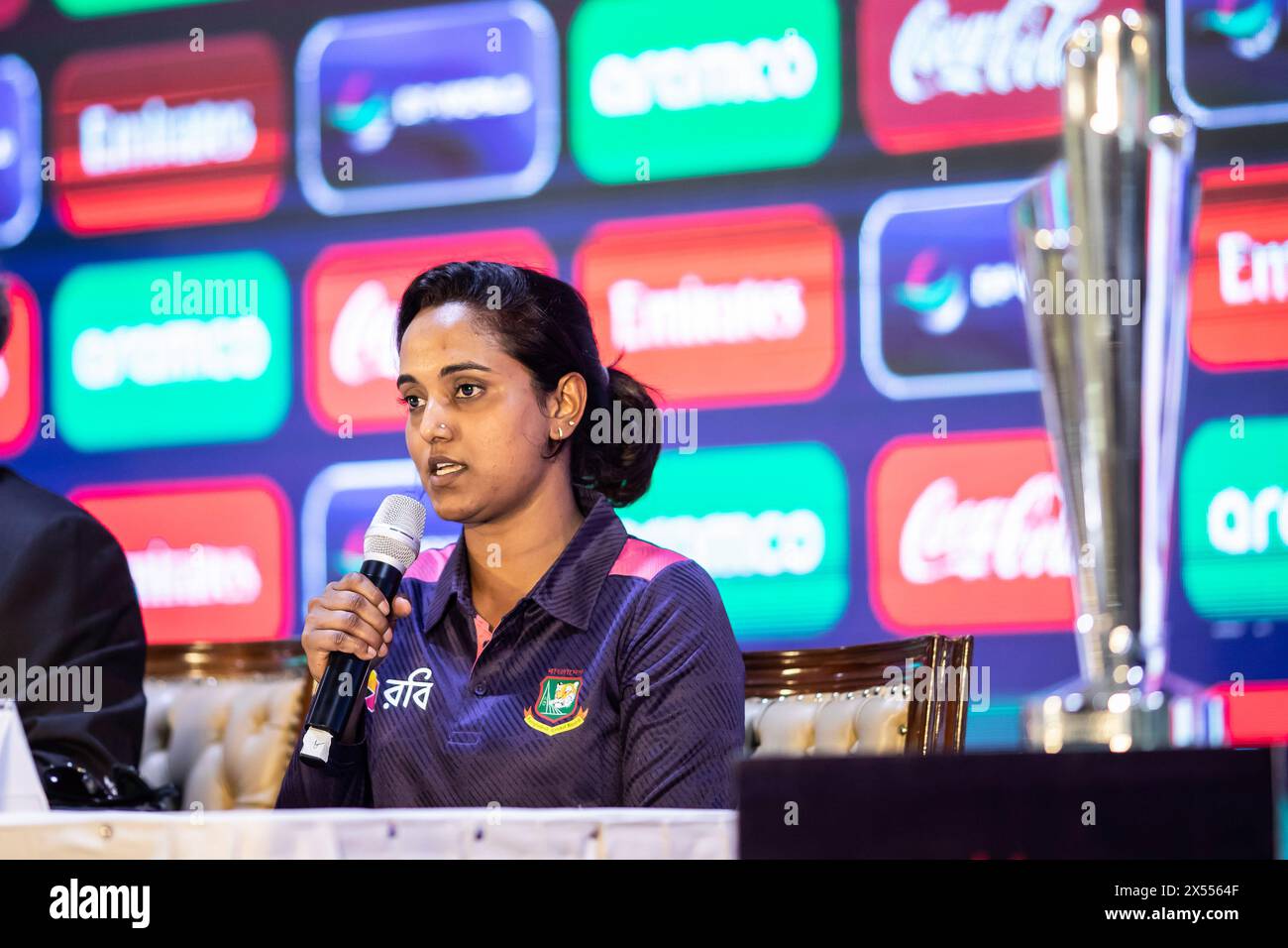 Der Kapitän des Frauenteams von Bangladesch, Nigar Sultana Joty, spricht während einer Pressekonferenz im Pan Pacific Sonargaon in Dhaka. Die ICC Frauen T20 World Cup 2024 ist die neunte Ausgabe des ICC Frauen T20 World Cup Turniers. Der Veranstaltungsort ist vom 3. Bis 20. Oktober 2024 in Bangladesch. Australien ist der Titelverteidiger, der Südafrika im Finale der vorherigen Ausgabe besiegt hat. Stockfoto