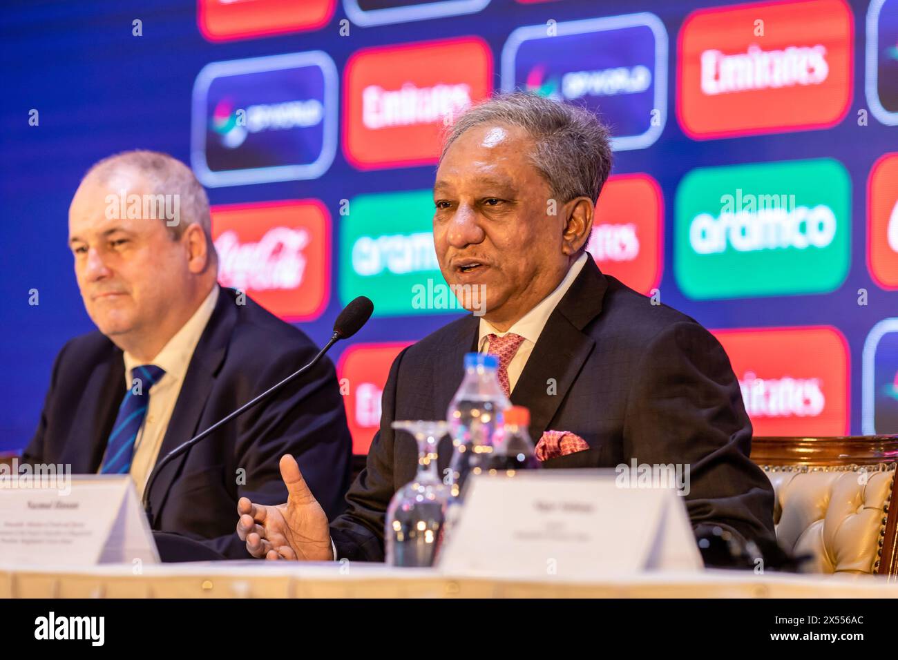 Der Minister für Jugend und Sport und BCB-Präsident Nazmul Hassan (R) spricht auf einer Pressekonferenz im Pan Pacific Sonargaon in Dhaka. Die ICC Frauen T20 World Cup 2024 ist die neunte Ausgabe des ICC Frauen T20 World Cup Turniers. Der Veranstaltungsort ist vom 3. Bis 20. Oktober 2024 in Bangladesch. Australien ist der Titelverteidiger, der Südafrika im Finale der vorherigen Ausgabe besiegt hat. (Foto: Sazzad Hossain / SOPA Images/SIPA USA) Stockfoto