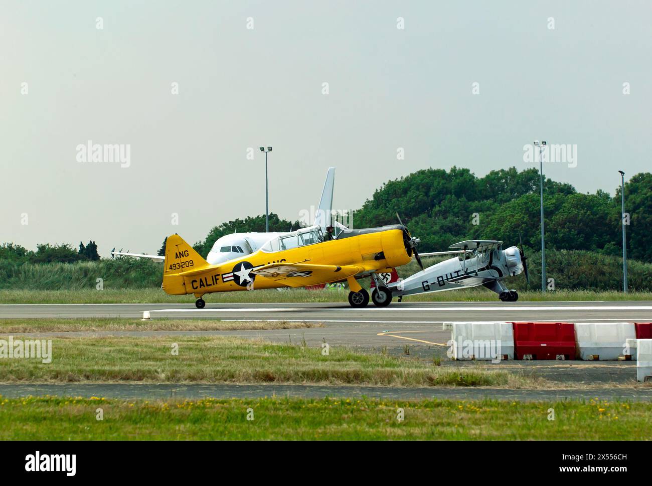 Nordamerikaner T-6G Texan und ein Bücker 133 Jungmeister, der 2010 auf der Biggin Hill International Air Fair zum Start fuhr Stockfoto