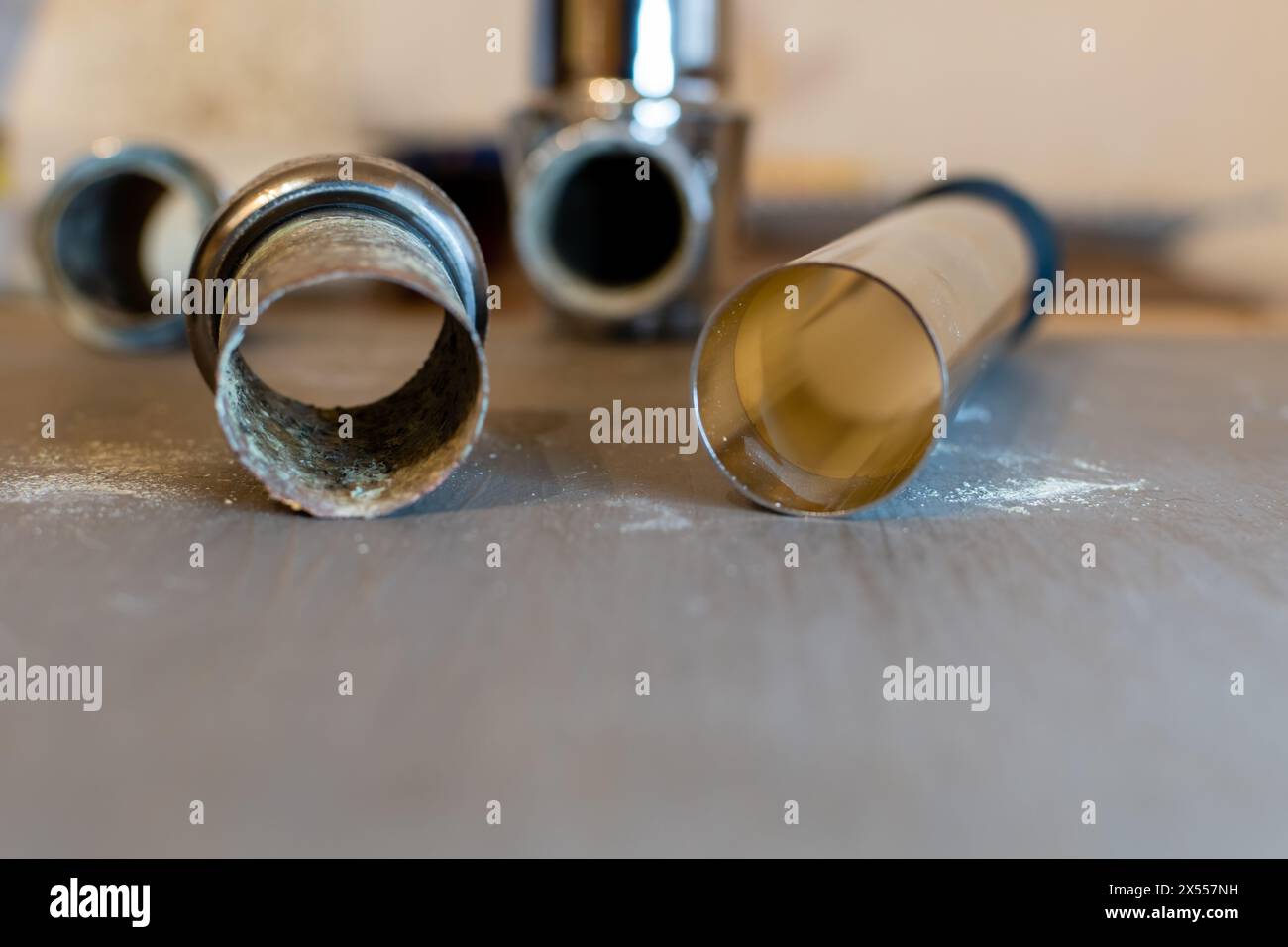 Metallablasssiphon in Nahaufnahme mit rostfreien Rohren, die mit Korrosion bedeckt sind Stockfoto