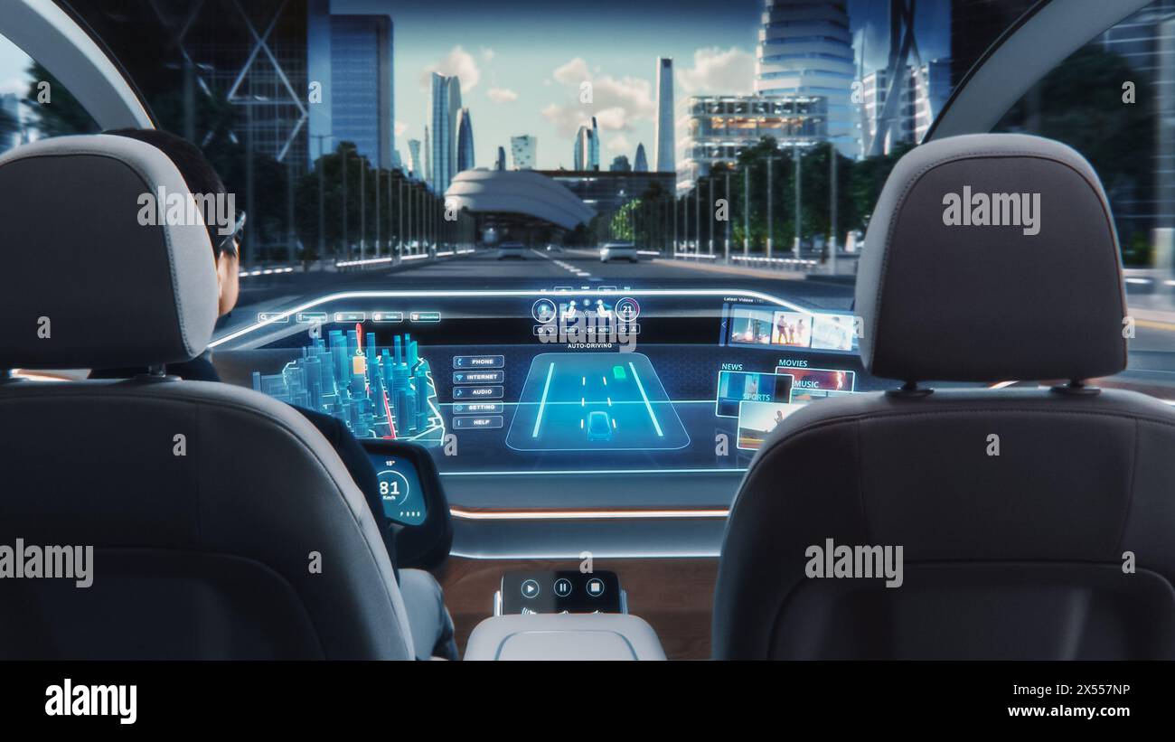 Futuristisches Konzept: Eleganter Geschäftsmann, der die Navigations-App auf einem Augmented Reality Dashboard mit Finanznachrichten nutzt, während er in einem autonomen, selbstfahrenden emissionsfreien Elektroauto sitzt. Stockfoto