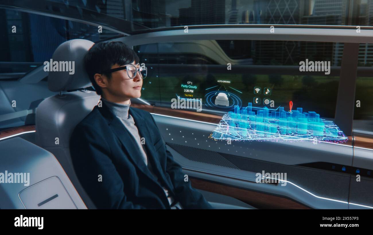 Futuristisches Konzept: Eleganter Geschäftsmann, der den Standort in einer interaktiven 3D-Navigations-App auf einem Augmented Reality Dashboard festlegt, während er in einem autonomen, emissionsfreien Elektroauto sitzt. Stockfoto