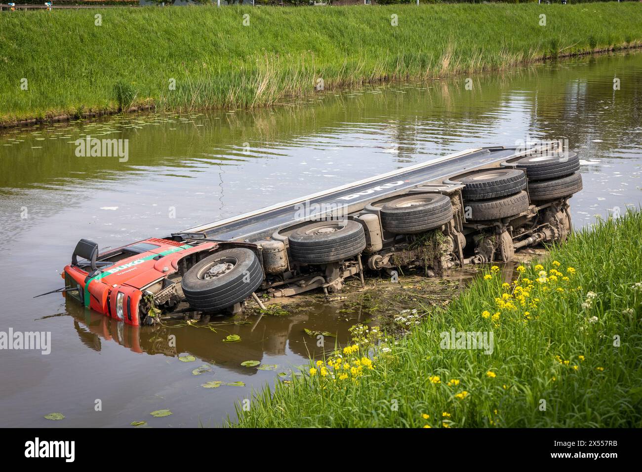 Lijnden – Ein Lkw, der mit 50 Tonnen Sand beladen war, landete im Wasser entlang der N520 bei Lijnden. Der Fahrer wurde nicht verletzt. Die Unfallursache ist noch unklar. Der Mann landete wahrscheinlich am Straßenrand und von dort ins Wasser, laut einem Polizeisprecher. ANP / HOLLANDSE HOOGTE / MIZZLE MEDIA niederlande Out - belgien Out Stockfoto