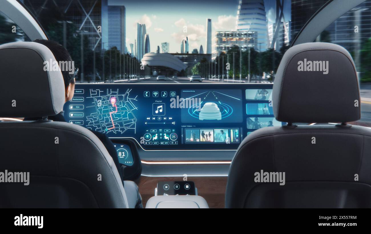 Futuristisches Konzept: Eleganter Geschäftsmann, der die Navigations-App auf einem Augmented Reality Dashboard mit Finanznachrichten nutzt, während er in einem autonomen, selbstfahrenden emissionsfreien Elektroauto sitzt. Stockfoto