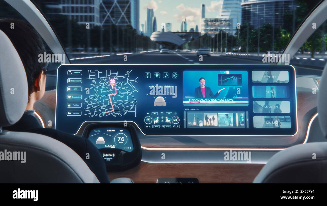 Futuristisches Konzept: Eleganter Geschäftsmann, der die Navigations-App auf einem Augmented Reality Dashboard mit Finanznachrichten nutzt, während er in einem autonomen, selbstfahrenden emissionsfreien Elektroauto sitzt. Stockfoto