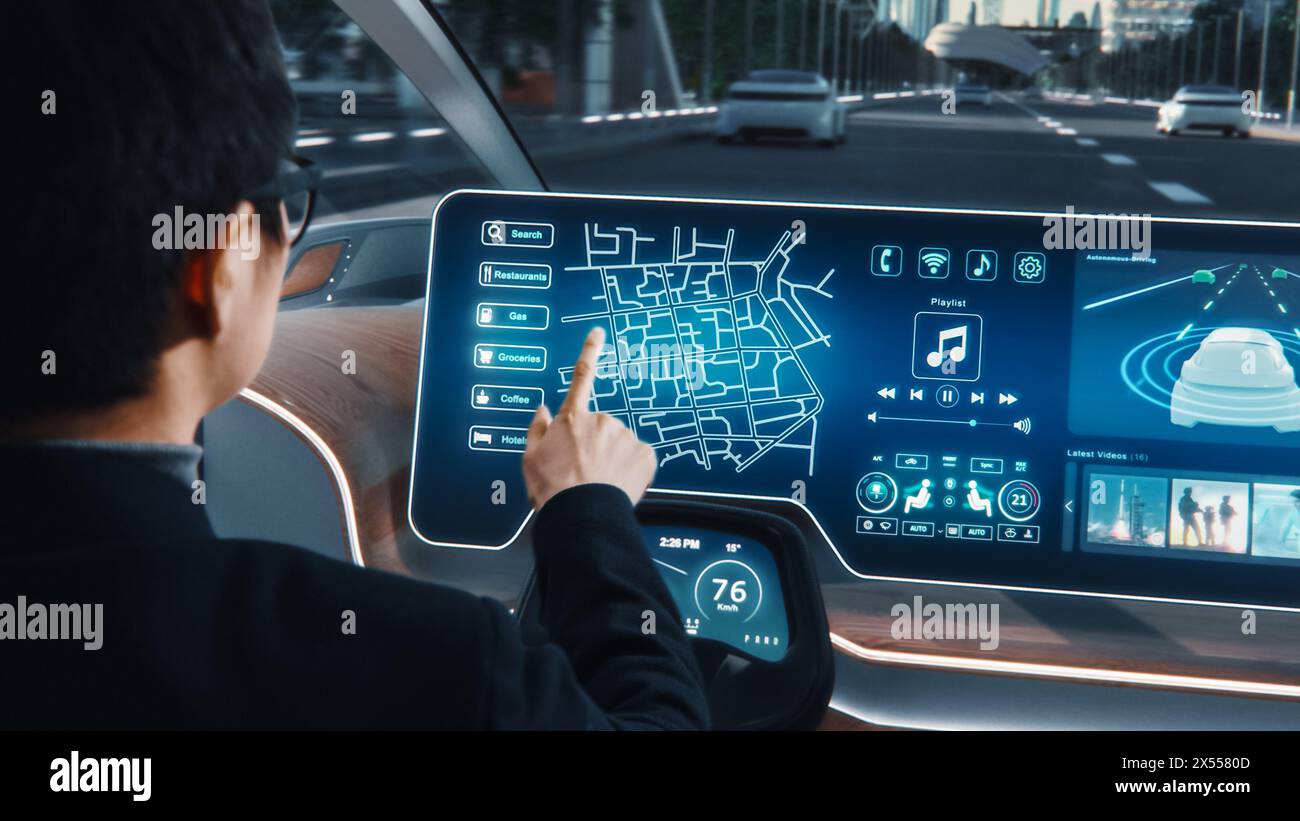 Futuristisches Konzept: Stilvoller Geschäftsmann, der den Standort in einer interaktiven Navigations-App auf einem Augmented Reality Dashboard festlegt, während er in einem autonomen, emissionsfreien Elektroauto sitzt. Stockfoto