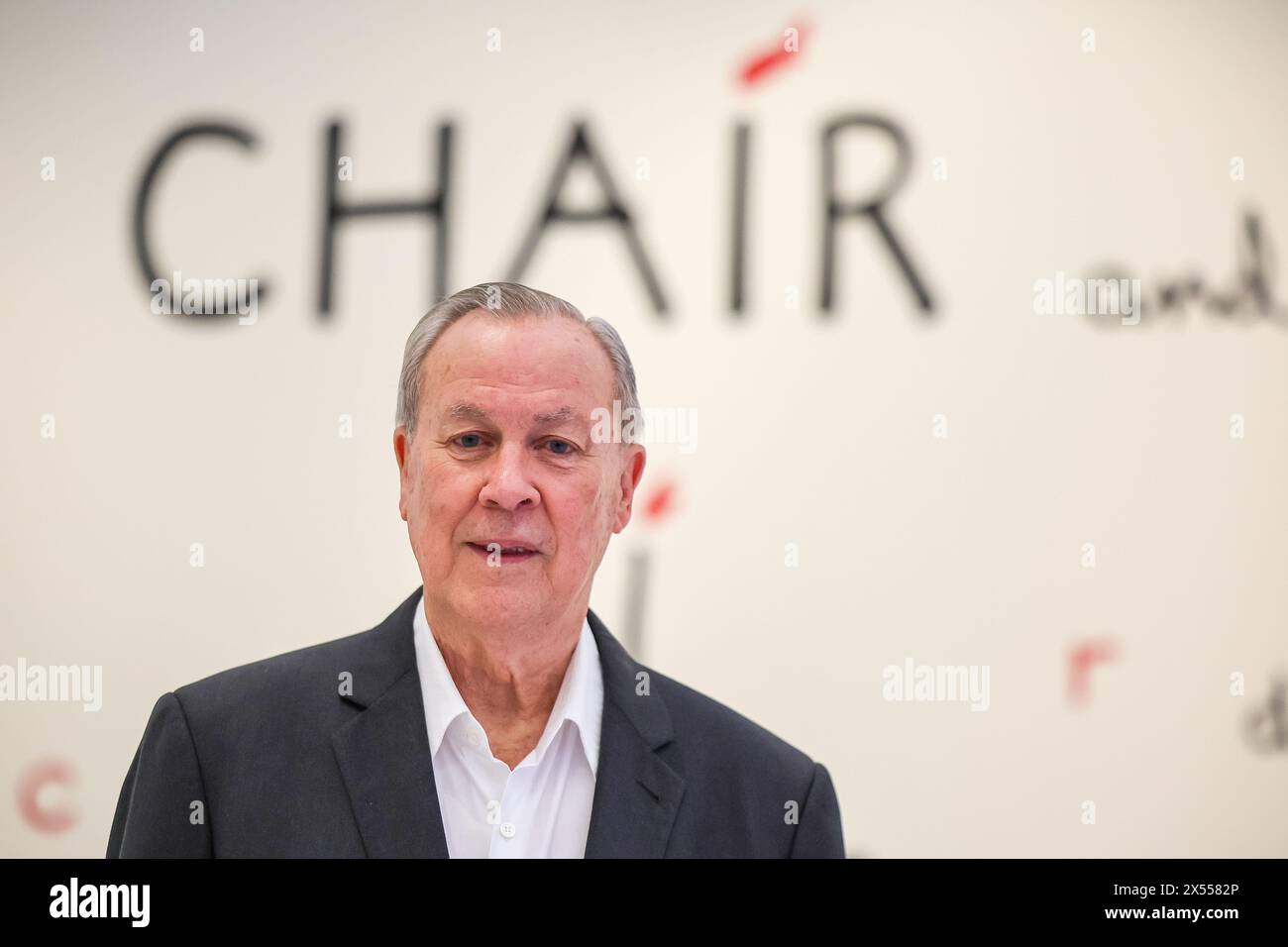 Leipzig, Deutschland. Mai 2024. Robert Wilson, amerikanischer Regisseur und Künstler, ist in der Ausstellung „A Chair and You“ im Grassi Museum of Applied Arts zu sehen. Die Show wirft einen Blick auf eine der weltweit wichtigsten privaten Stuhlsammlungen. Die rund 140 Stühle, deren skulpturaler Charakter weit über die übliche Typologie der Stühle hinausgeht, wurden vom Genfer Unternehmer und Sammler Barbier-Mueller zusammengeführt. Bis zum 6. Oktober können Besucher die Werke von mehr als 100 Künstlern, Designern und Architekten bewundern. Quelle: Jan Woitas/dpa/Alamy Live News Stockfoto