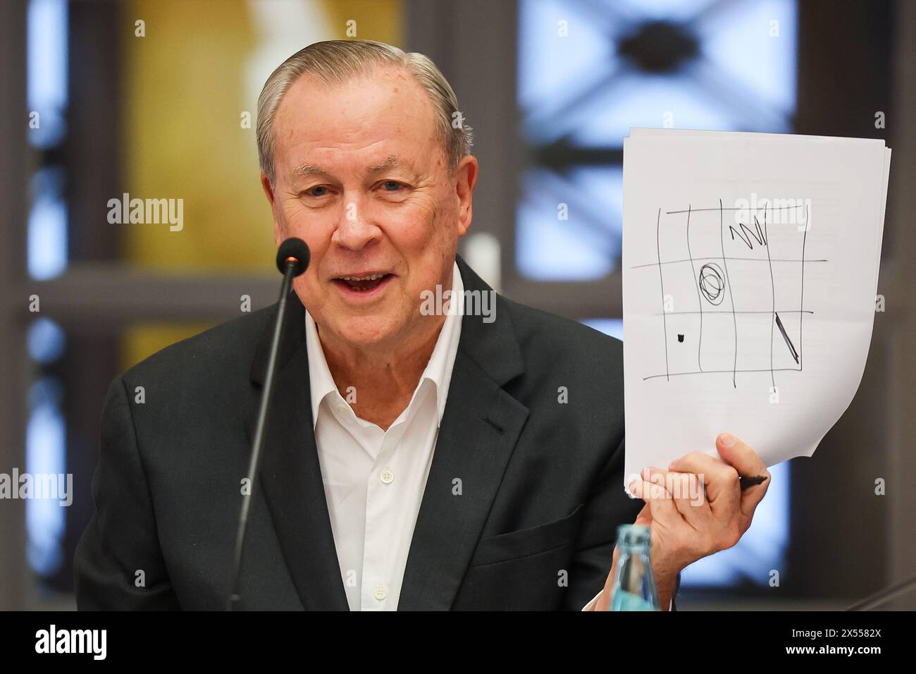 Leipzig, Deutschland. Mai 2024. Robert Wilson, amerikanischer Regisseur und Künstler, spricht auf der Pressekonferenz über die Ausstellung „A Chair and You“ im Grassi Museum für Angewandte Kunst. Die Show wirft einen Blick auf eine der weltweit wichtigsten privaten Stuhlsammlungen. Die rund 140 Stühle, deren skulpturaler Charakter weit über die übliche Typologie der Stühle hinausgeht, wurden vom Genfer Unternehmer und Sammler Barbier-Mueller zusammengeführt. Bis zum 6. Oktober können Besucher die Werke von mehr als 100 Künstlern, Designern und Architekten bewundern. Quelle: Jan Woitas/dpa/Alamy Live News Stockfoto
