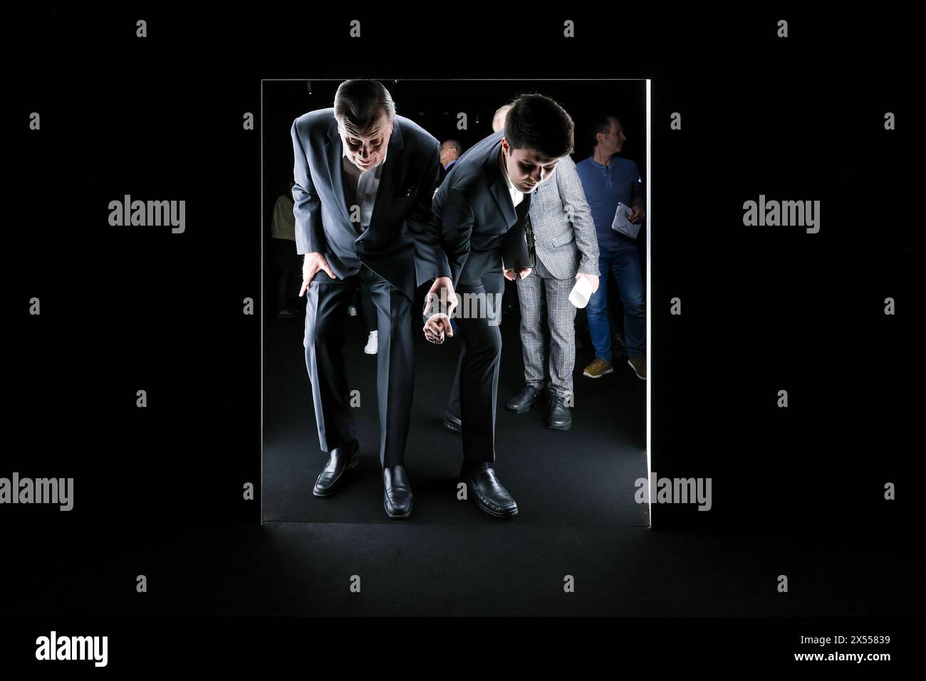 07. Mai 2024, Sachsen, Leipzig: Robert Wilson (l), US-Regisseur und Künstler, und seine Assistentin Liam Krumstroh, spazieren durch eine sehr niedrige Eröffnung in der Ausstellung „A Chair and You“ im Grassi Museum of Applied Arts. Die Show wirft einen Blick auf eine der weltweit wichtigsten privaten Stuhlsammlungen. Die rund 140 Stühle, deren skulpturaler Charakter weit über die übliche Typologie der Stühle hinausgeht, wurden vom Genfer Unternehmer und Sammler Barbier-Mueller zusammengeführt. Bis zum 6. Oktober können Besucher die Werke von mehr als 100 Künstlern, Designern und Architekten bewundern. Foto: Jan Woitas Stockfoto