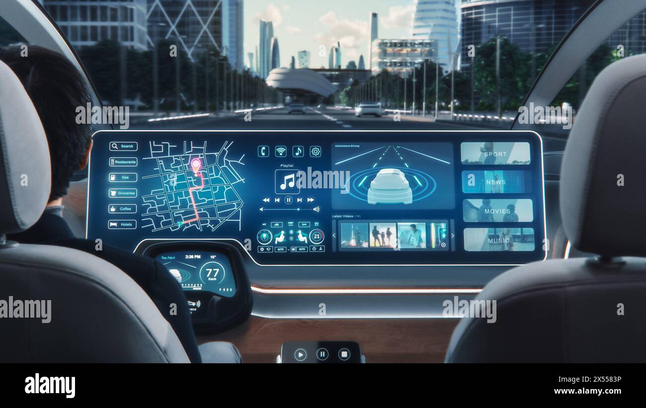 Futuristisches Konzept: Eleganter Geschäftsmann, der die Navigations-App auf einem Augmented Reality Dashboard mit Finanznachrichten nutzt, während er in einem autonomen, selbstfahrenden emissionsfreien Elektroauto sitzt. Stockfoto