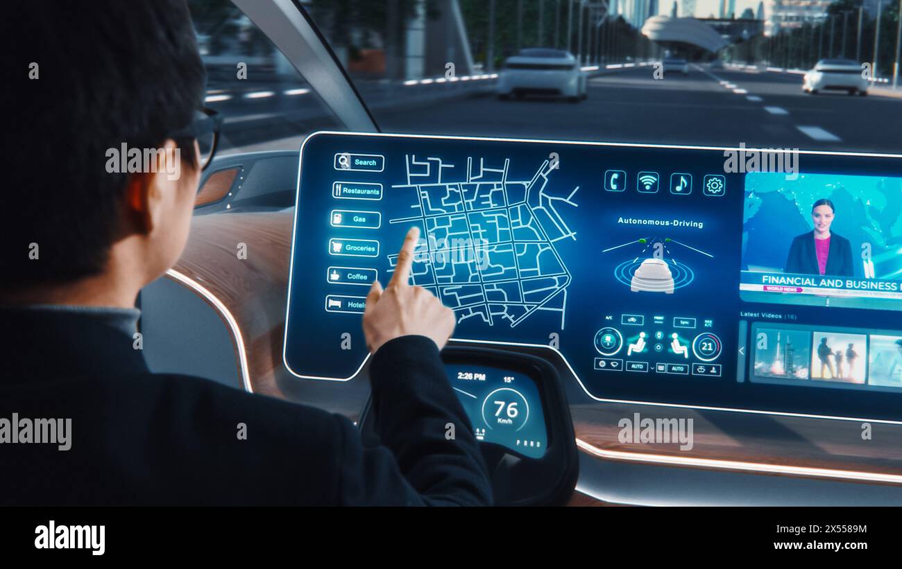 Futuristisches Konzept: Stilvoller Geschäftsmann, der den Standort in einer interaktiven Navigations-App auf einem Augmented Reality Dashboard festlegt, während er in einem autonomen, emissionsfreien Elektroauto sitzt. Stockfoto