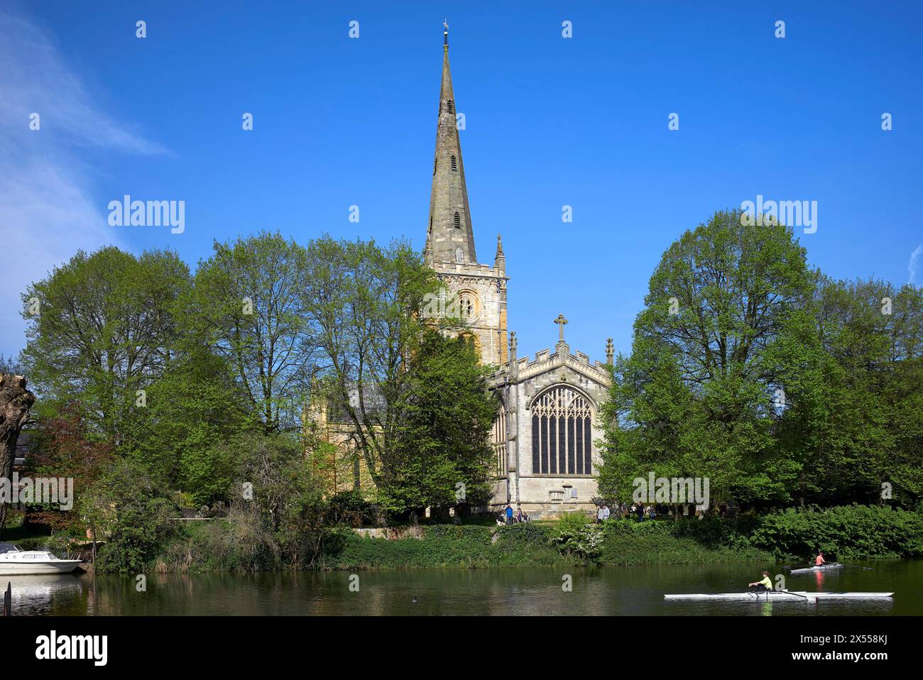 Holy Trinity Church of England Stratford upon Avon von von der anderen Seite des Flusses Avon England Großbritannien Stockfoto
