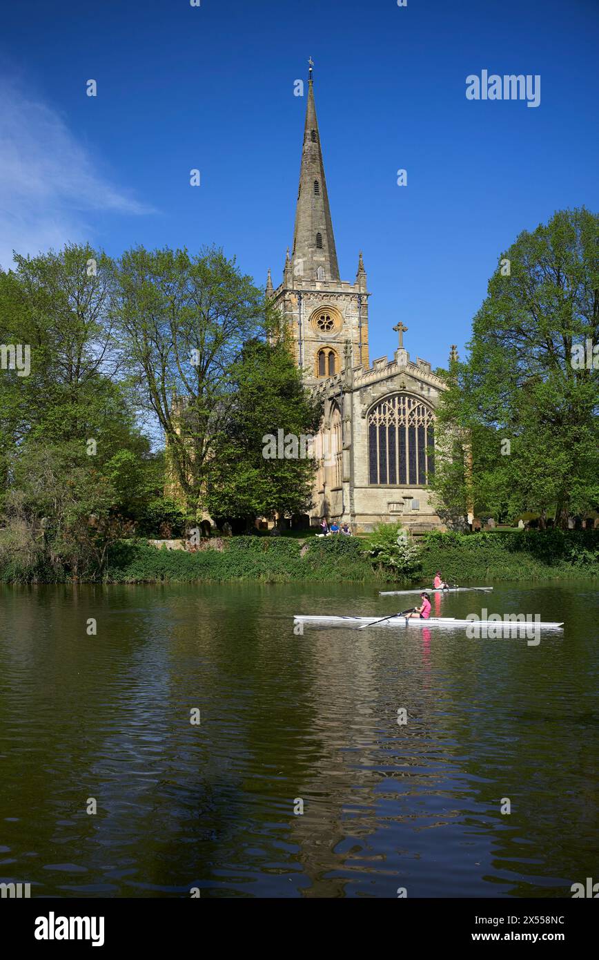 Holy Trinity Church of England Stratford upon Avon von von der anderen Seite des Flusses Avon England Großbritannien Stockfoto