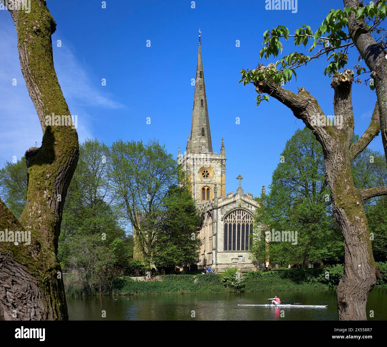 Holy Trinity Church of England Stratford upon Avon von von der anderen Seite des Flusses Avon England Großbritannien Stockfoto