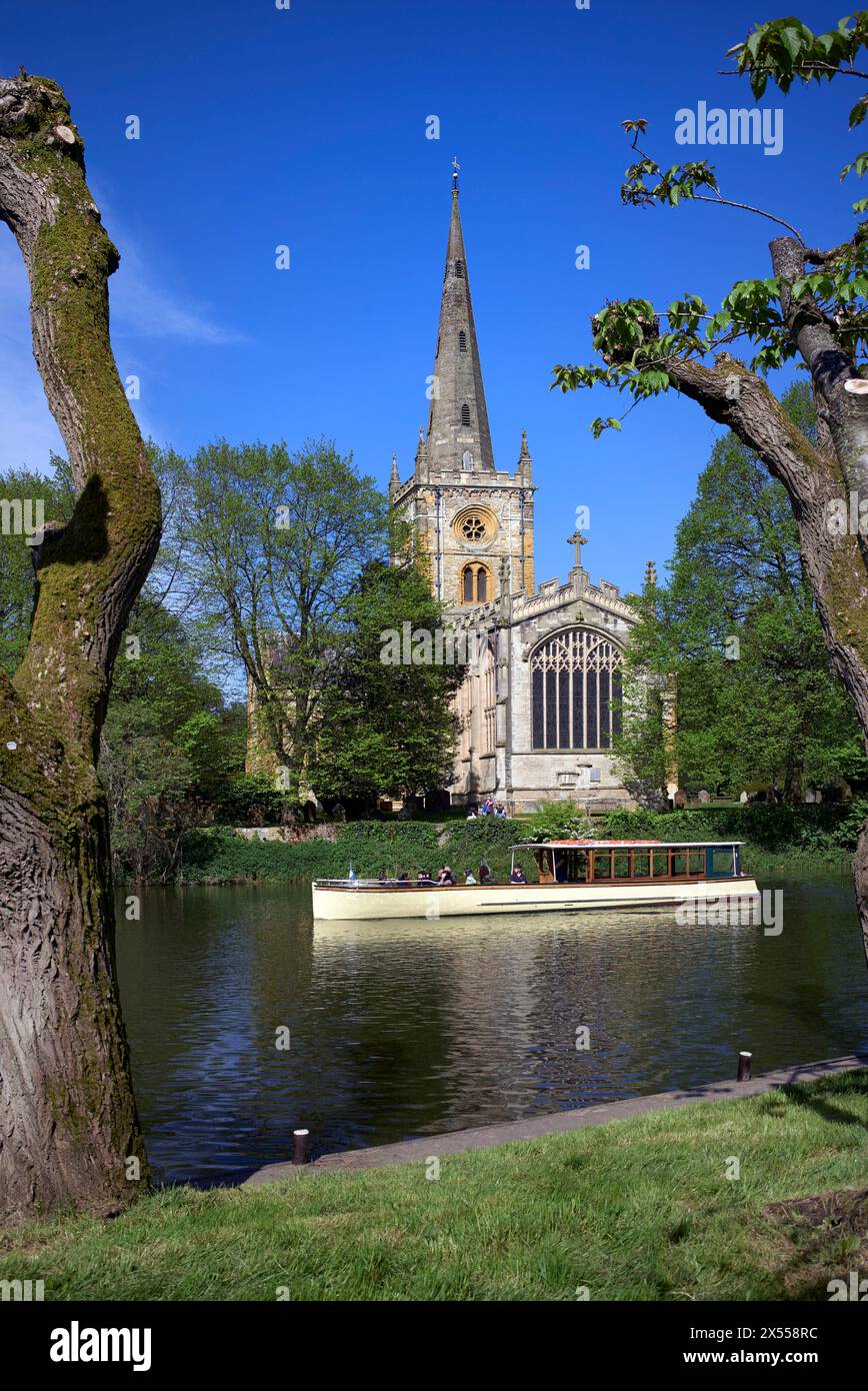 Holy Trinity Church of England Stratford upon Avon von von der anderen Seite des Flusses Avon England Großbritannien Stockfoto