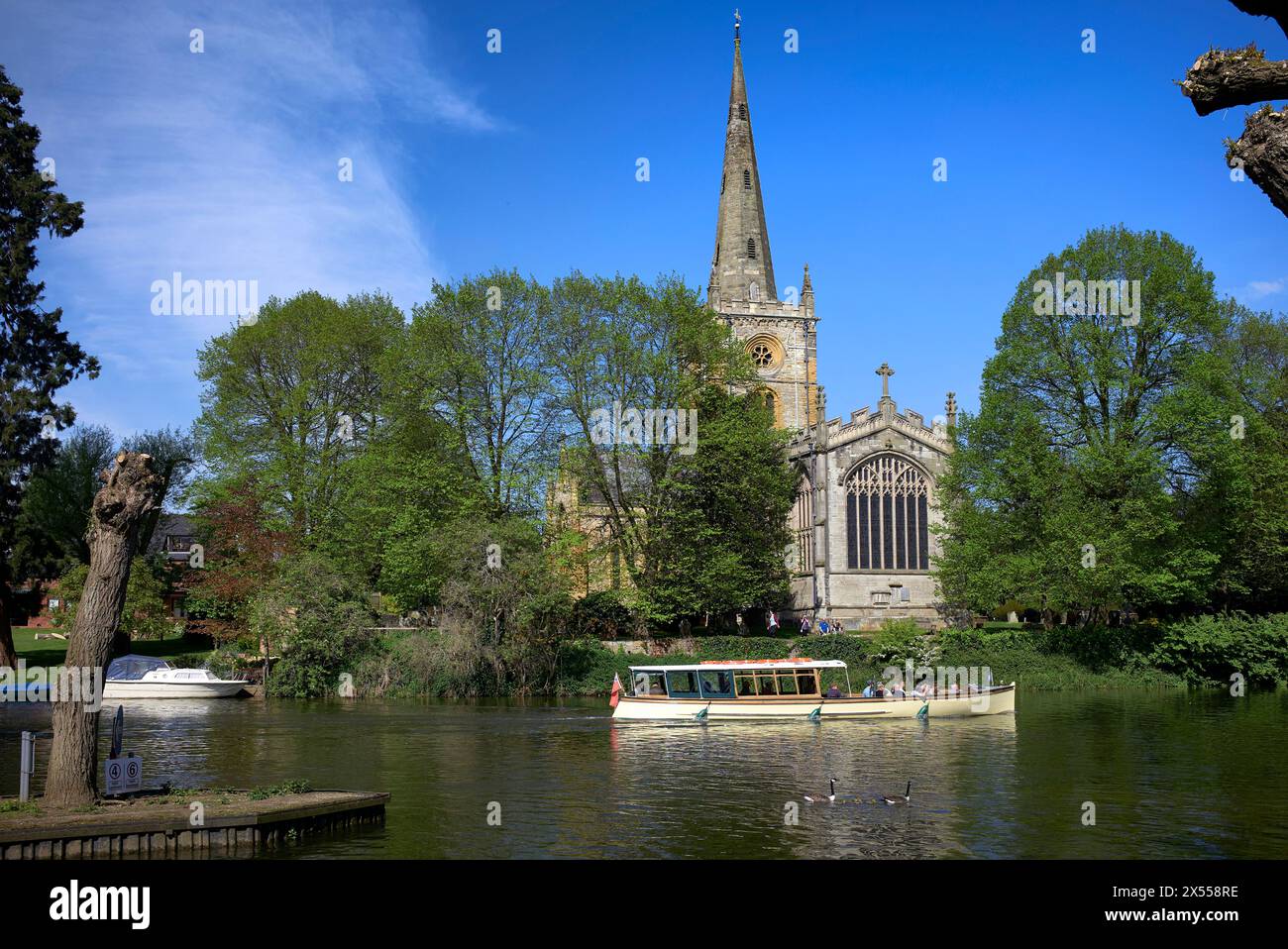 Holy Trinity Church of England Stratford upon Avon von von der anderen Seite des Flusses Avon England Großbritannien Stockfoto