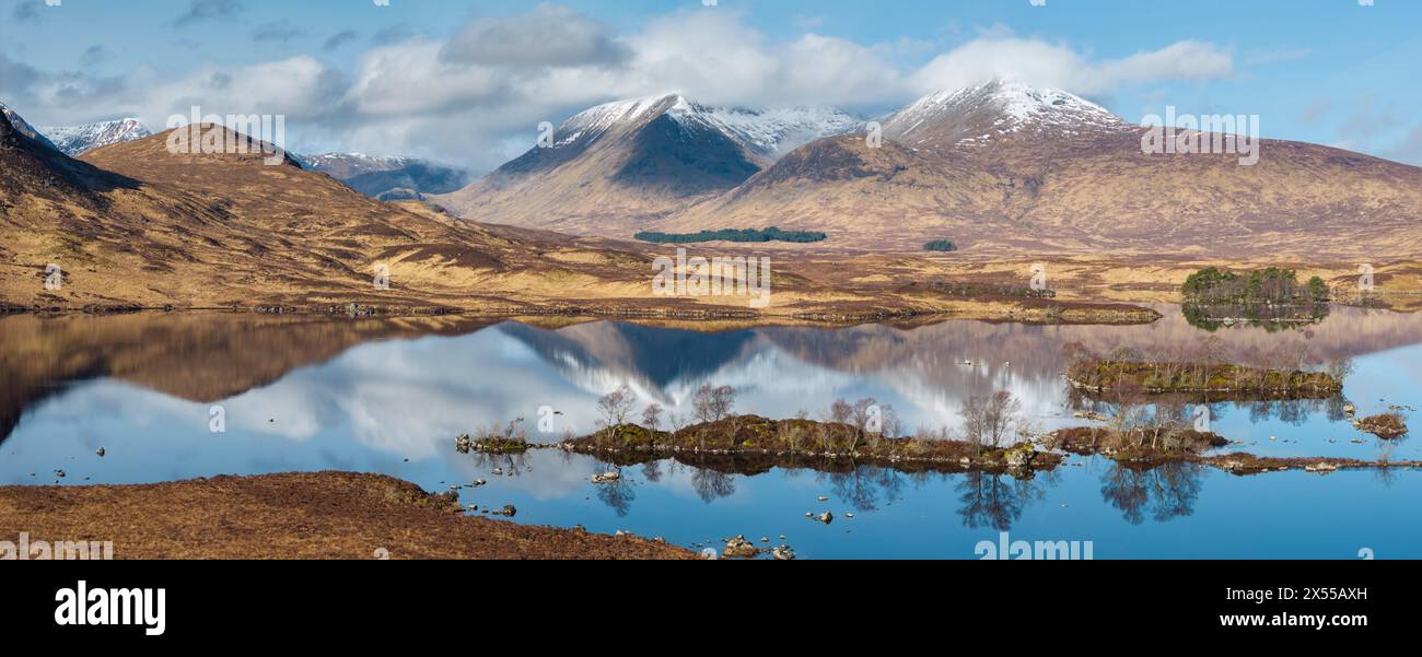 Aus der vogelperspektive des Rannoch Moor mit Blick über Lochan Na h-Achlaise in Richtung Black Mount, Highlands, Schottland. Frühjahr (März) 2024. Stockfoto