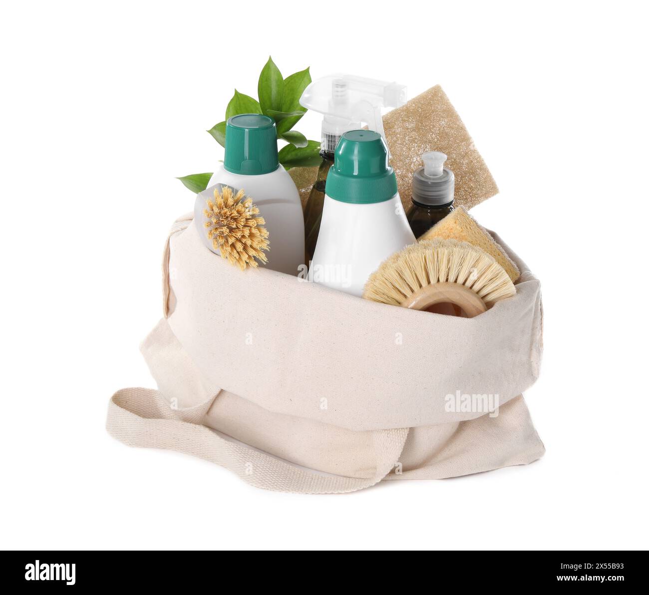 Flaschen mit Reinigungsprodukt, Bürsten, Schwämmen und grünen Blättern in Öko-Beutel isoliert auf weiß Stockfoto