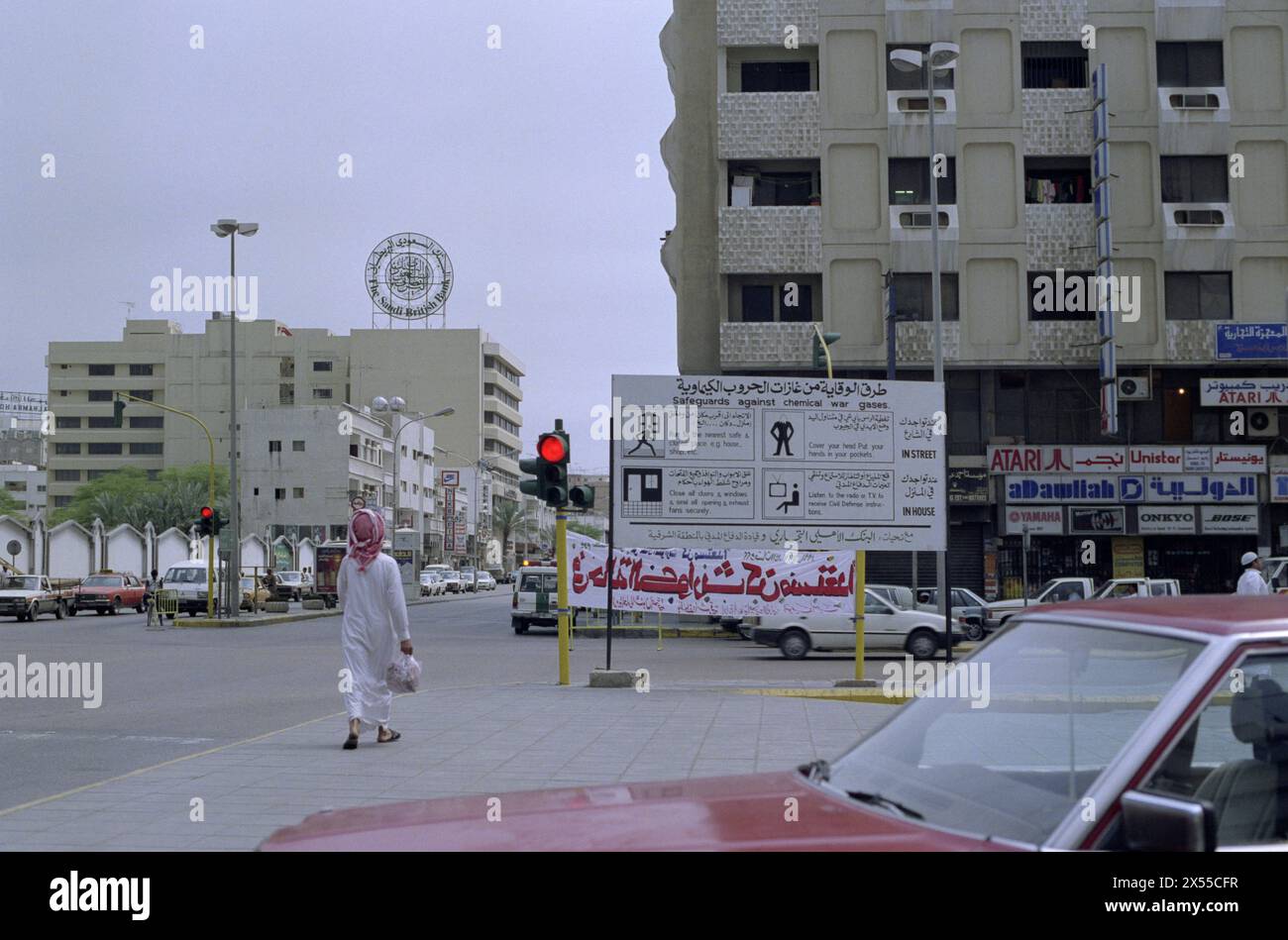 Erster Golfkrieg: 7. April 1991 auf den Straßen von Dhahran in Saudi-Arabien werden noch immer Warnzeichen vor einem chemischen Angriff aus dem Irak angezeigt, sechs Wochen nach dem Ende des Krieges. Stockfoto