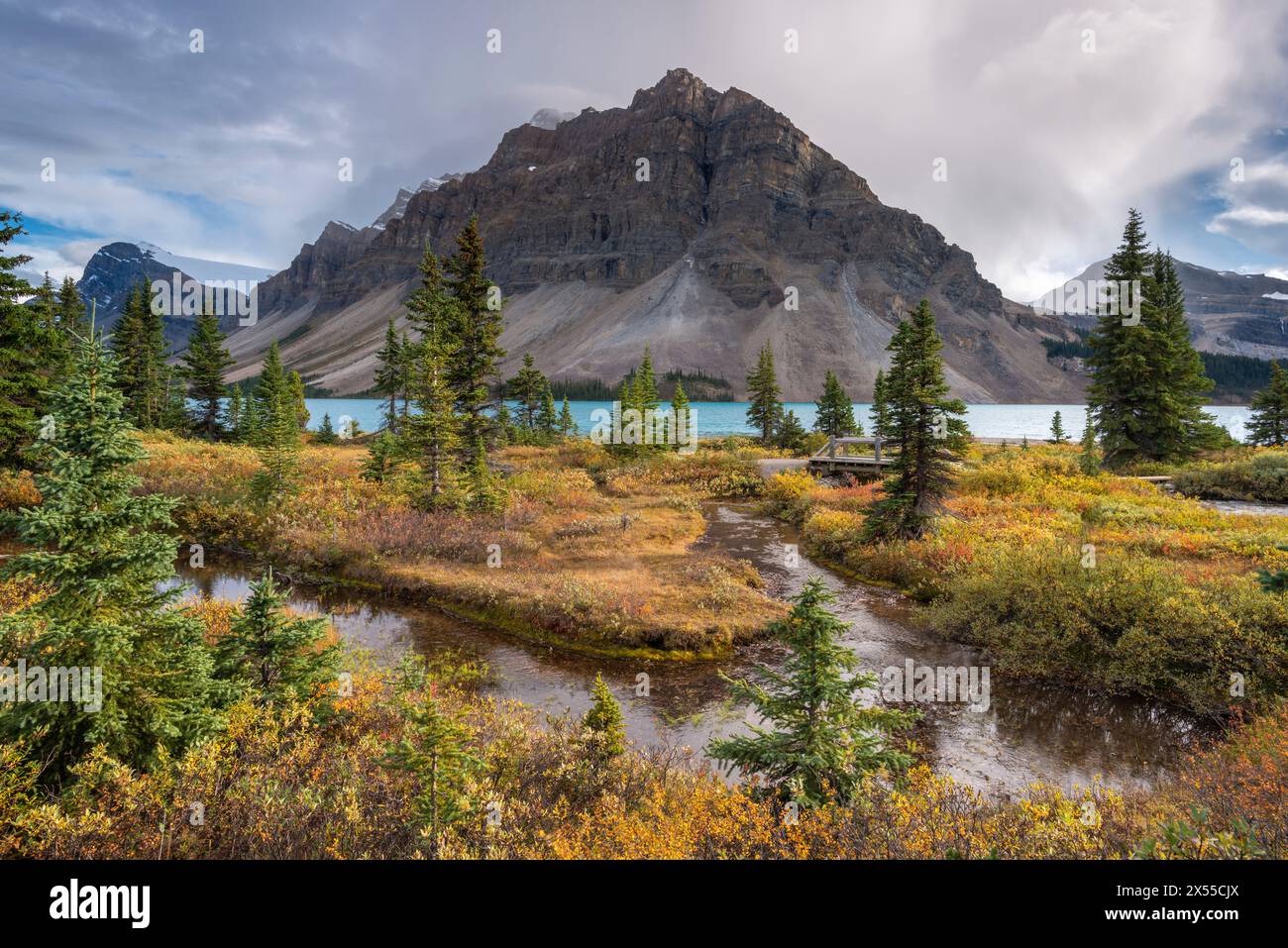 Crowfoot Mountain über den Bow Lake in den Kanadischen Rockies, Banff National Park, Alberta, Kanada. Herbst (September) 2016. Stockfoto