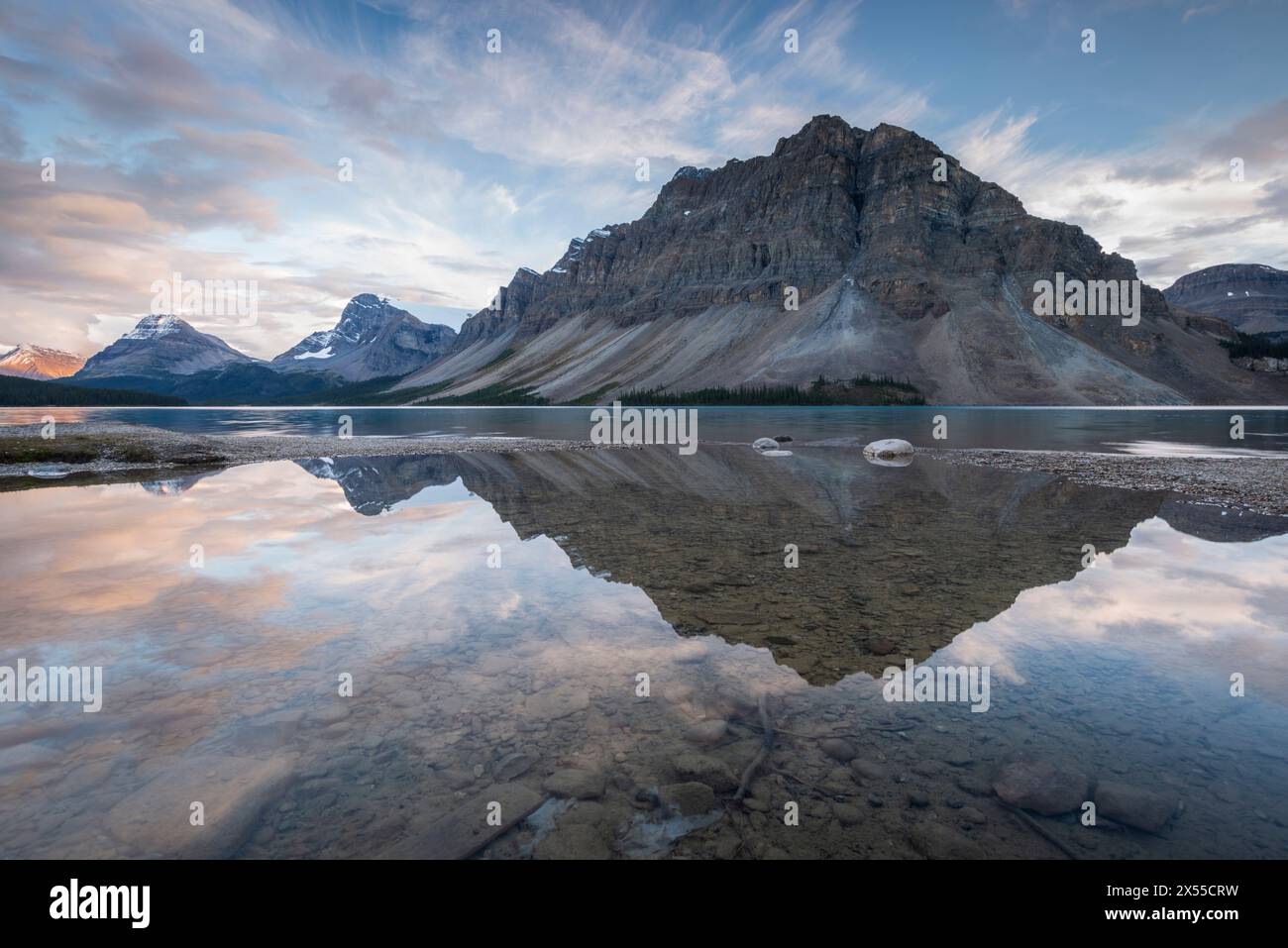 Der Crowfoot Mountain spiegelt sich im Bow Lake in den Kanadischen Rockies im Banff National Park, Alberta, Kanada. Herbst (September) 2016. Stockfoto