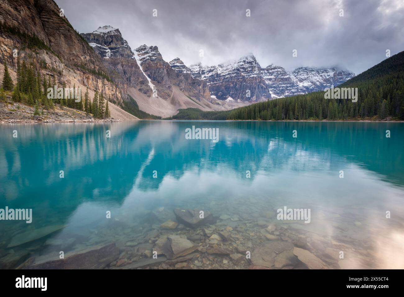 Türkisfarbenes Wasser am Moraine Lake in den Kanadischen Rockies, Banff National Park, Alberta, Kanada. Stockfoto
