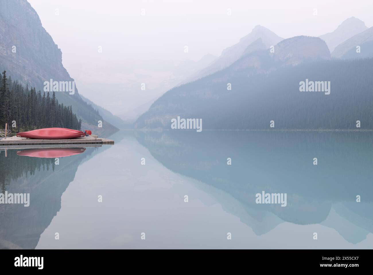 Reflexionen über Lake Louise in den Kanadischen Rockies, Banff National Park, Alberta, Kanada. Stockfoto